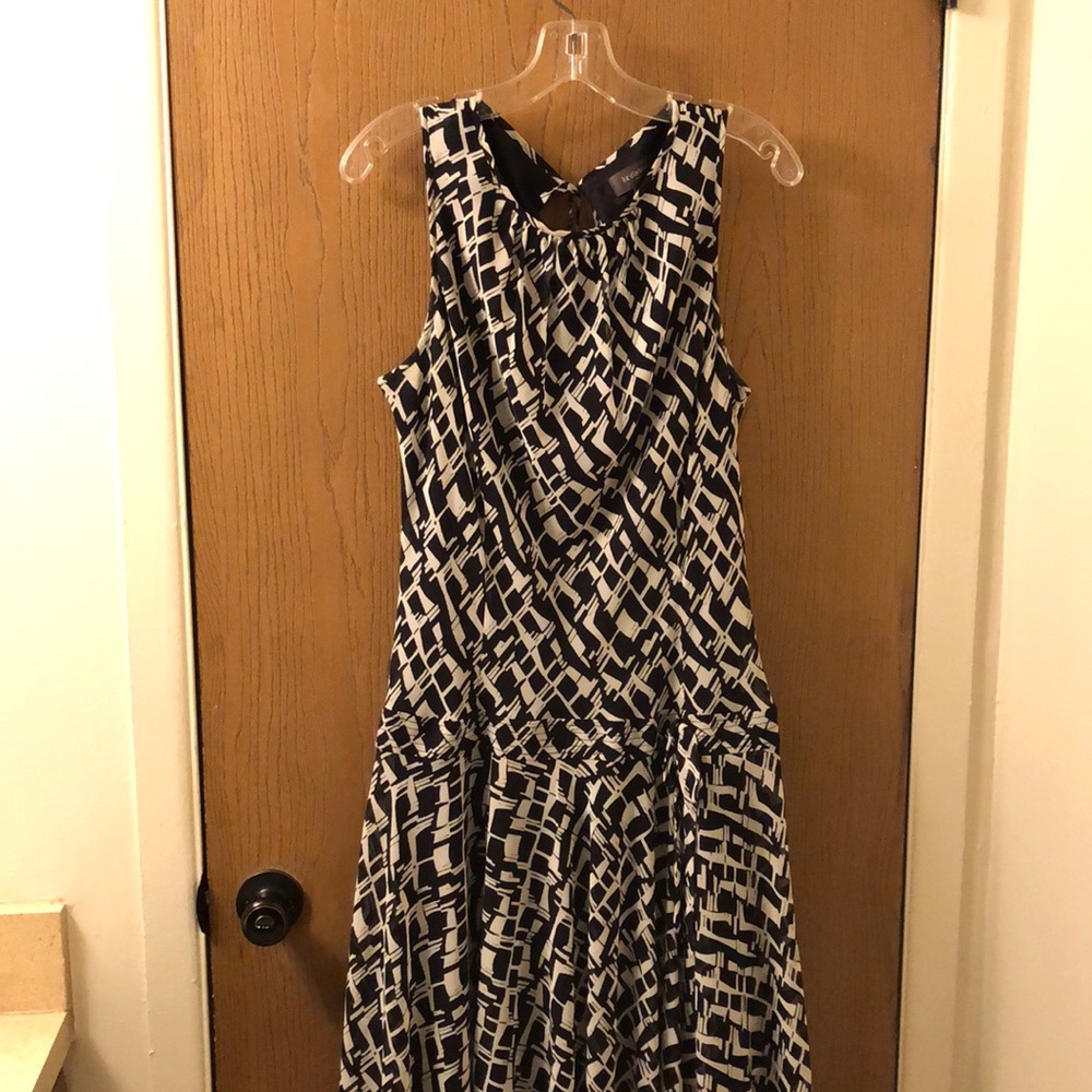 Beautiful Dress, sleeveless, Flared Skirt, with a Bow in the Front